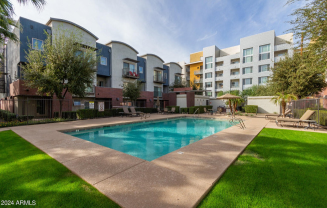525 W Lakeside Dr
