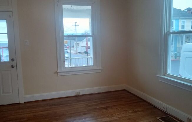 2 beds, 1 bath, $1,300