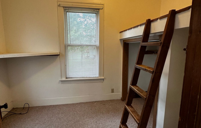 4 beds, 1 bath, $1,600