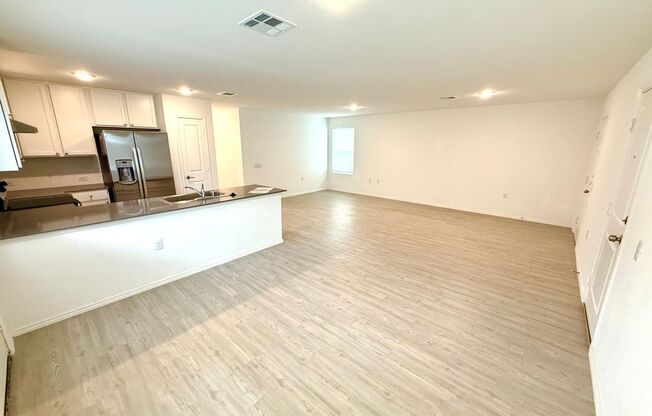 AVAILABLE NOW! 4 Bedroom / 2 Bath Home In Mission Del Lago!