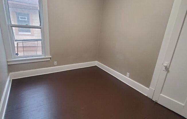 3 beds, 1 bath, 1,000 sqft, $995, Unit 2420 - Upper