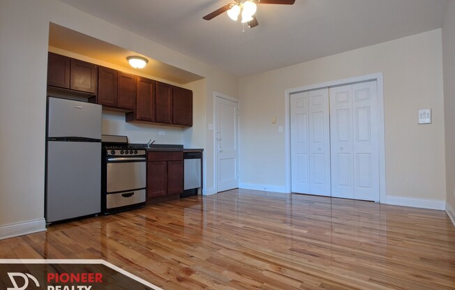 818 W Diversey Ave