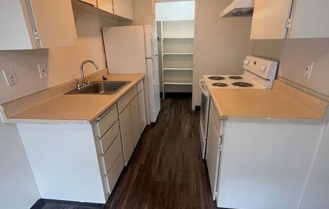 2 beds, 1.5 baths, 920 sqft, $1,595, Unit 30