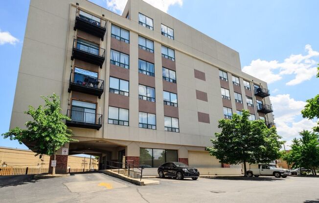 Studio, 1 bath, 353 sqft, $1,600, Unit 605