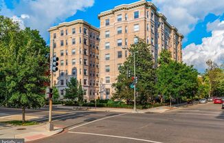 Dupont Circle Modern Studio Apartment In Historic Building W/Extra Storage!