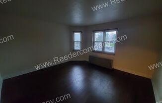 3 beds, 1 bath, $1,050, Unit 1F