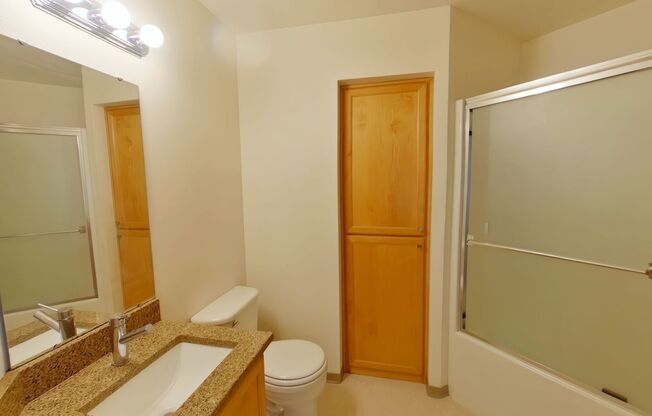 2 beds, 1 bath, $1,600, Unit 11