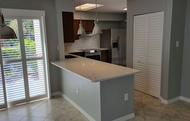 Annual UNfurnished beautifully renovated 2/2 ground floor condo downtown Sarasota