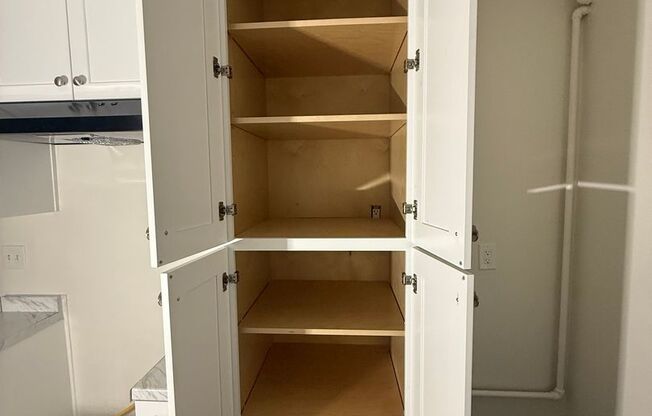 ONSITE MANAGER, ONSITE LAUNDRY, CLOSE TO PACKING DISTRICT