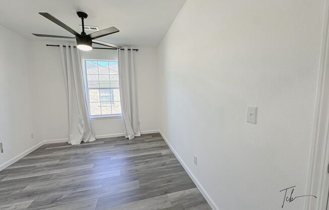 3 beds, 2 baths, $1,595, Unit B