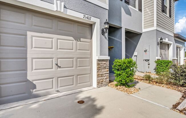 Newer 3Bds/2.5Bths Townhome in New Community with Lake views. SEC 8 WELCOME!