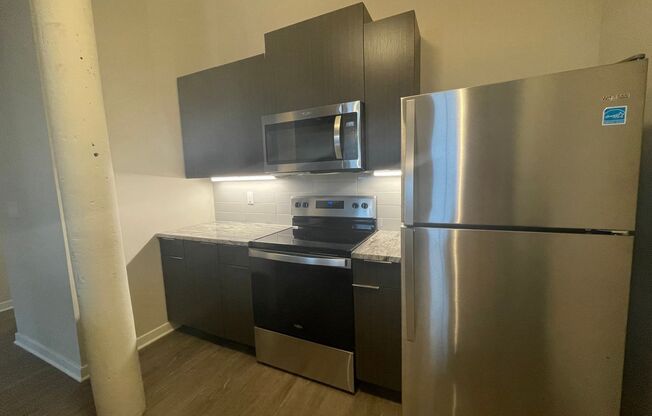 1 bed, 1 bath, 826 sqft, $1,475, Unit Cream City Lofts-311