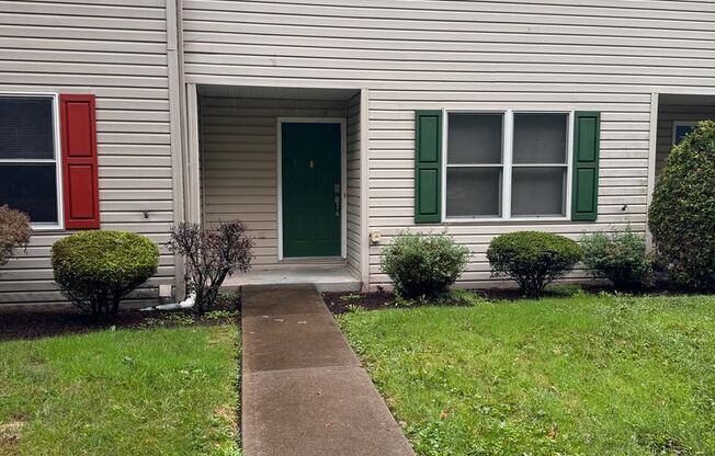 Beautifully Updated 2 Bedroom Town-Home in Burrell School District!