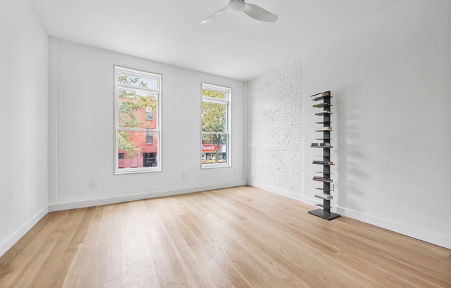 320 TOMPKINS AVE