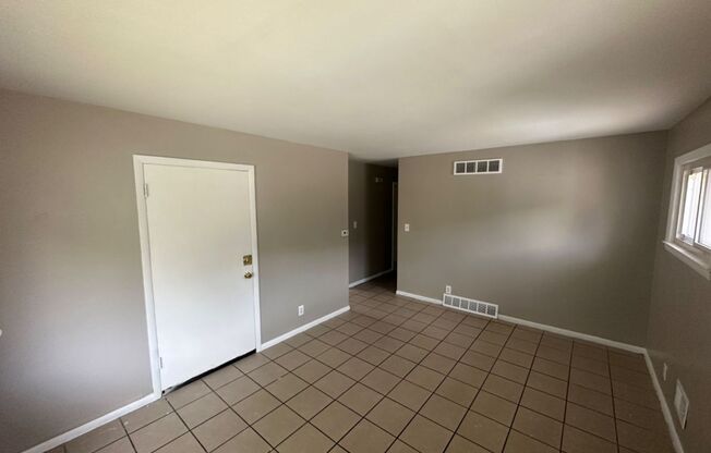 3 beds, 1 bath, 1,000 sqft, $1,100, Unit 4761 (Upper)