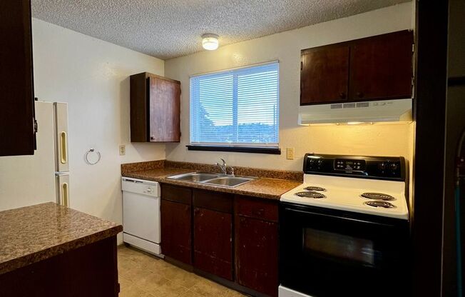 2 beds, 1 bath, 758 sqft, $1,200, Unit C