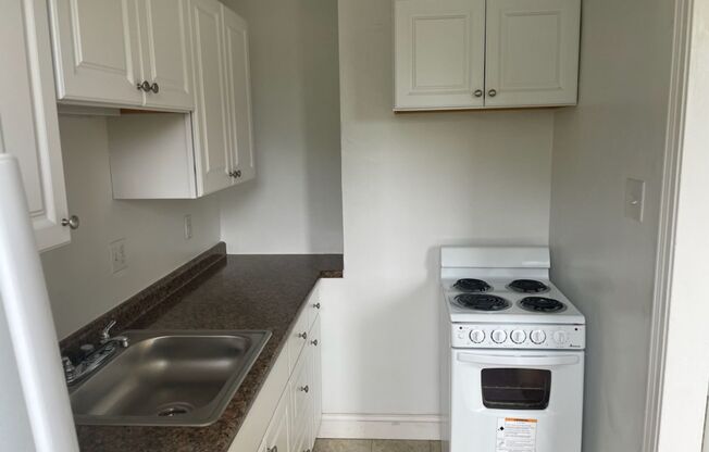 1 bed, 1 bath, 768 sqft, $1,400, Unit Royal York 810