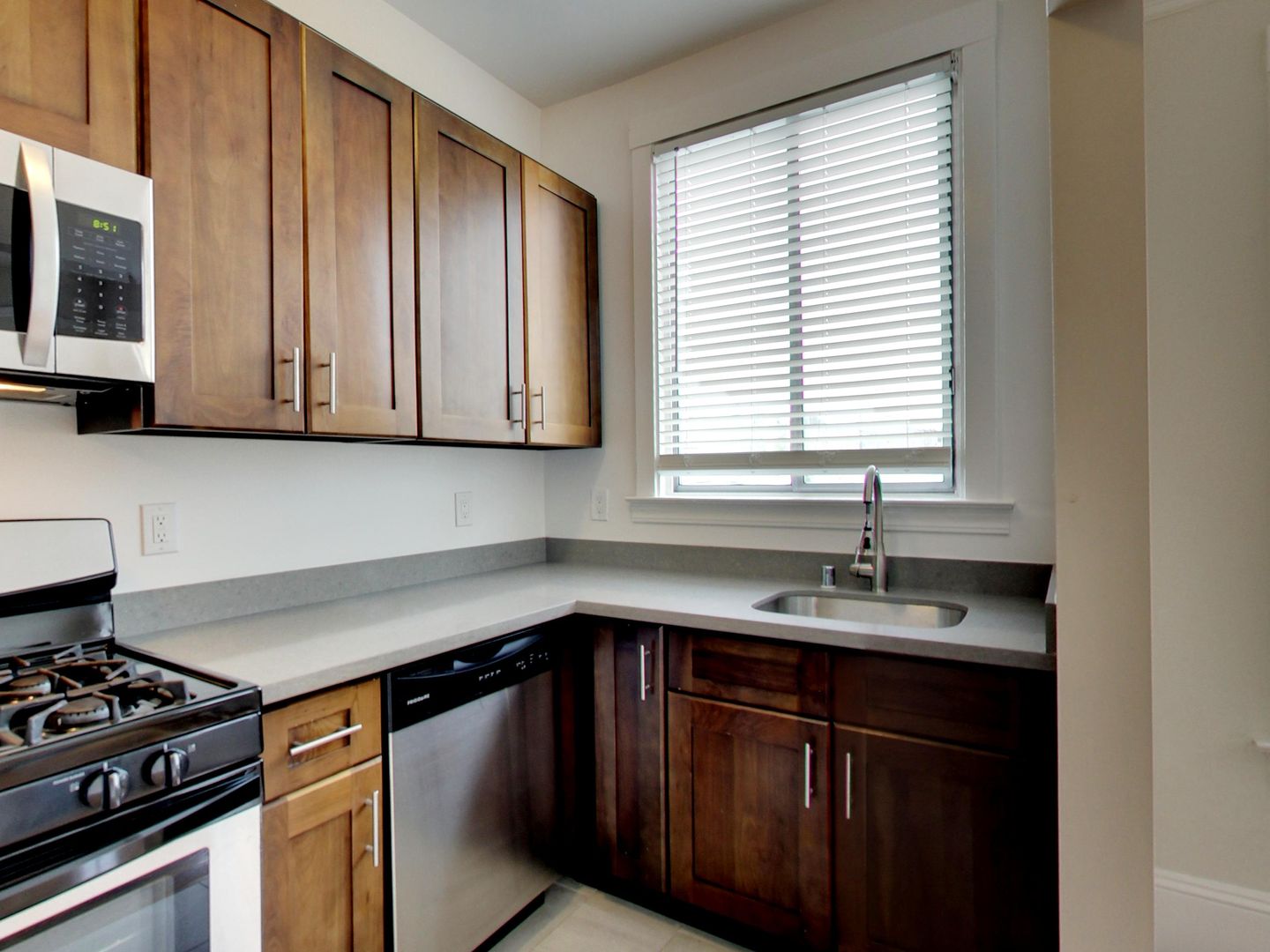 40 Tiffany Avenue (1288r)