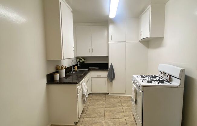 2 beds, 1 bath, 702 sqft, $2,350, Unit B15