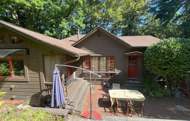 Historic 2-Bedroom Home with Vintage Charm: A Nature Lover’s Retreat in the City!