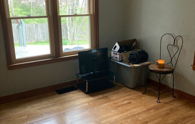 3 beds, 1 bath, $1,900