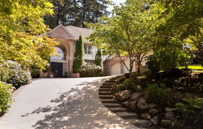 Charming Lake Oswego Home with Luxurious Amenities and Ample Space!