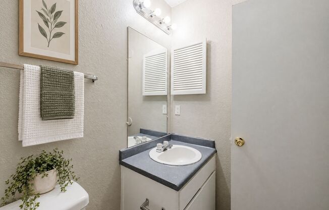 1 bed, 1 bath, 700 sqft, $875, Unit 1-10T