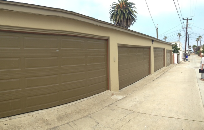2 beds, 1 bath, 700 sqft, $2,995, Unit 4748