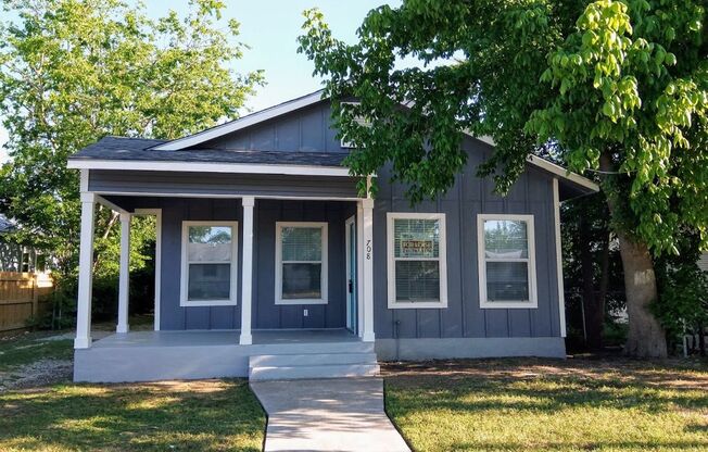 Charming 2 Bedroom, 1 Bath Duplex Near Downtown San Antonio