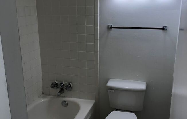2 beds, 2 baths, $2,000, Unit # 204