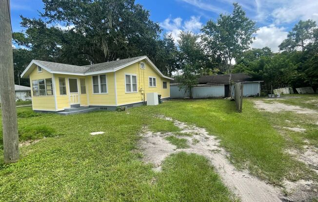 Spacious 2 bedroom, 1 bathroom home Available now!
