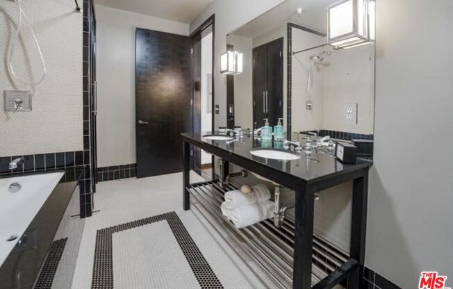 1 bed, 1 bath, 1,000 sqft, $5,000, Unit 905