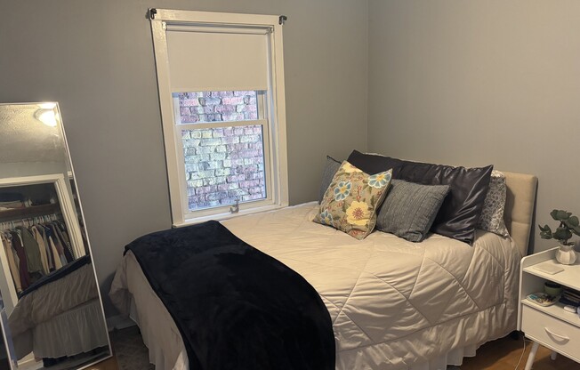 2 beds, 1 bath, $3,200, Unit 3F