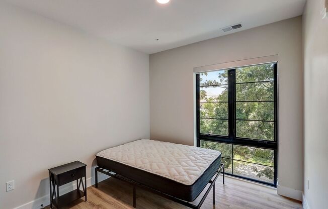 1 bed, 1 bath, 120 sqft, $1,325