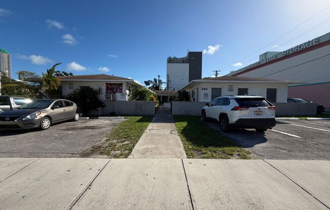 Studio - Centrally located- Walking distance to Brickell!