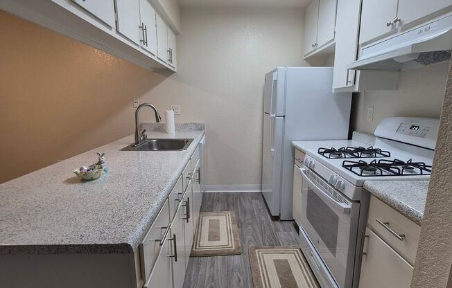 2 beds, 1 bath, 920 sqft, $1,700, Unit 18