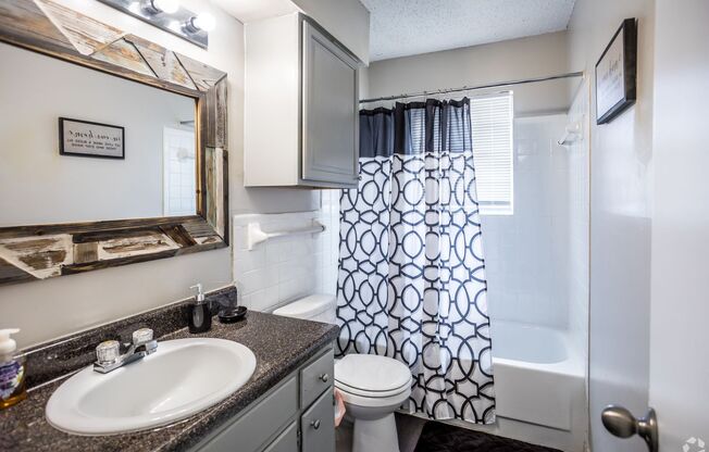 2 beds, 1 bath, 840 sqft, $825
