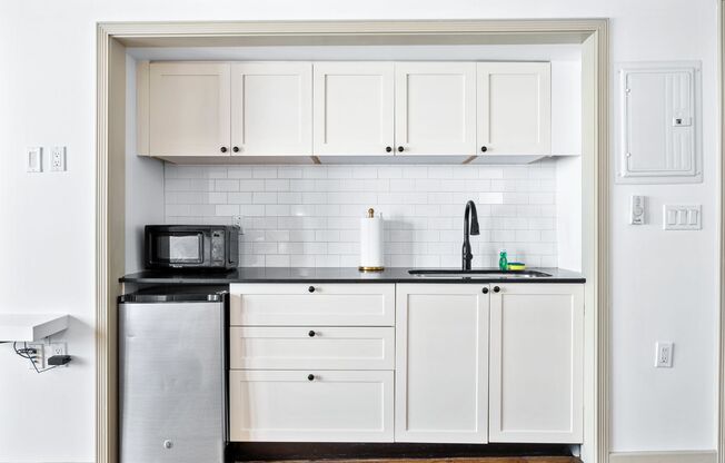 Studio, 1 bath, 300 sqft, $1,700, Unit 214H