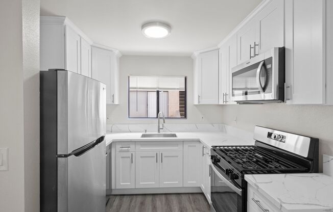 1010 - 1012 E Acacia Ave