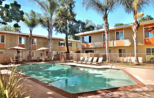 Refreshing Pool With Large Sundeck And Wi-Fi at Latham Court, Mountain View