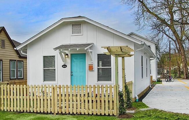 Great Location! Well kept 2/1 in 77022 move-in ready upon approval.