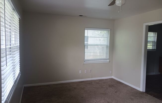 Newly refreshed 2bdr/1bdt house in Kansas City, KS