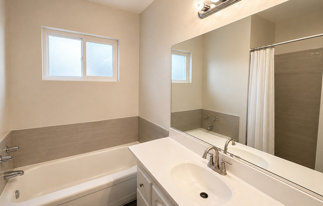 2 beds, 1 bath, 700 sqft, $2,095, Unit 102