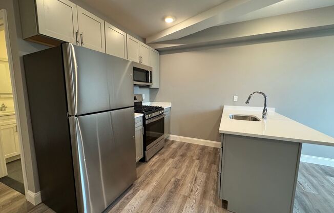 2 beds, 1 bath, 820 sqft, $2,800, Unit 214