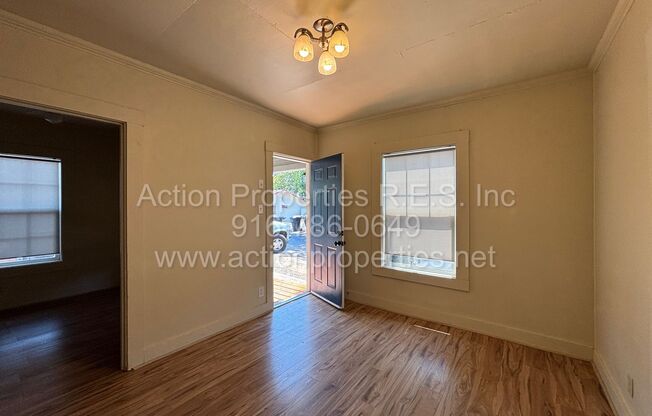 Updated Cottage - Downtown Roseville - 1 Bed, 1 Bath - Private Yard!