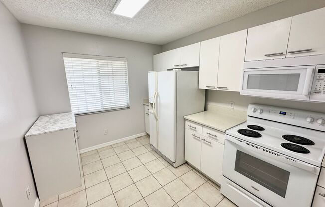 ** VILLAGES AT EMERALD LAKES ** 2 BED / 2 BATH CONDO - FIRST FLOOR - GREAT LOCATION! - ANNUAL RENTAL