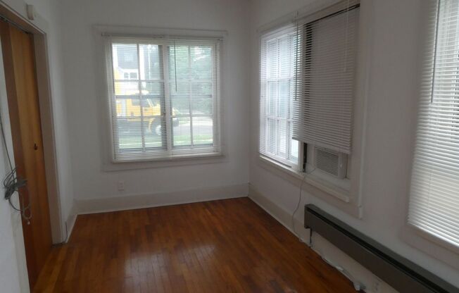 2 beds, 1 bath, $840, Unit Apt 101