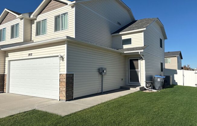4 BEDROOM, 3.5 BATHROOM SADDLE RIDGE TOWNHOME WITH FINISHED BASEMENT!