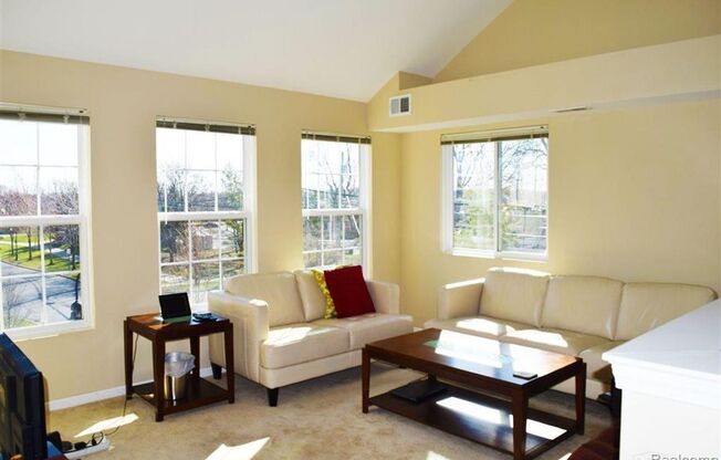 1077 FOXBORO, TROY - TOWNHOUSE FOR RENT!