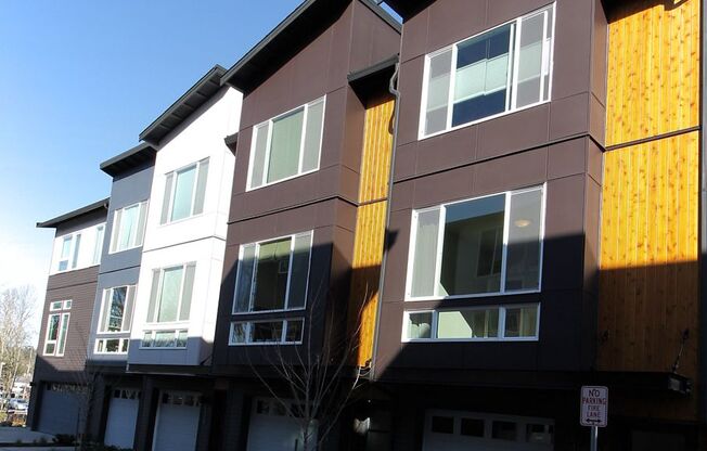 Beautiful Modern Condo in Convenient Bellevue Location